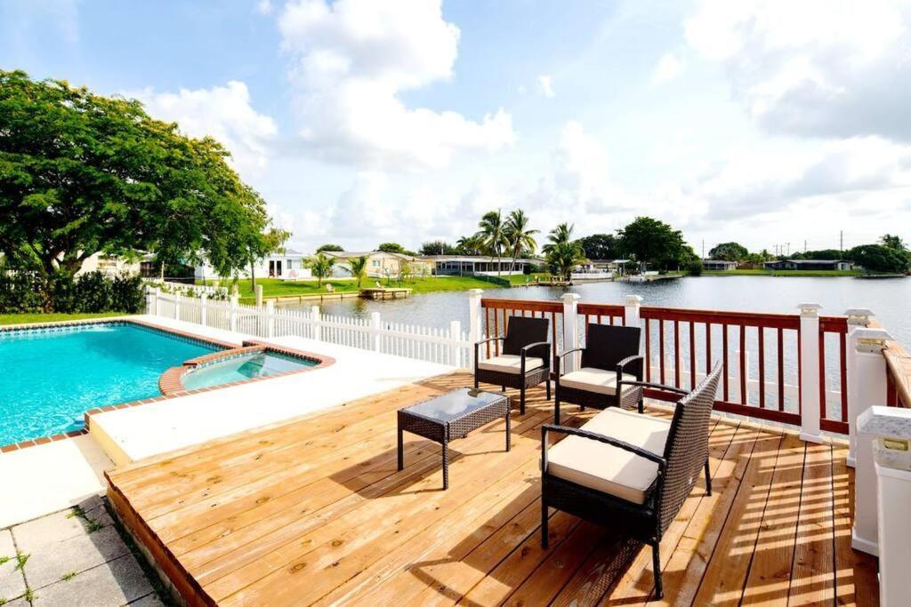 Stunning Lake-Front Villa With Pool & Spa 彭布罗克派恩斯 外观 照片
